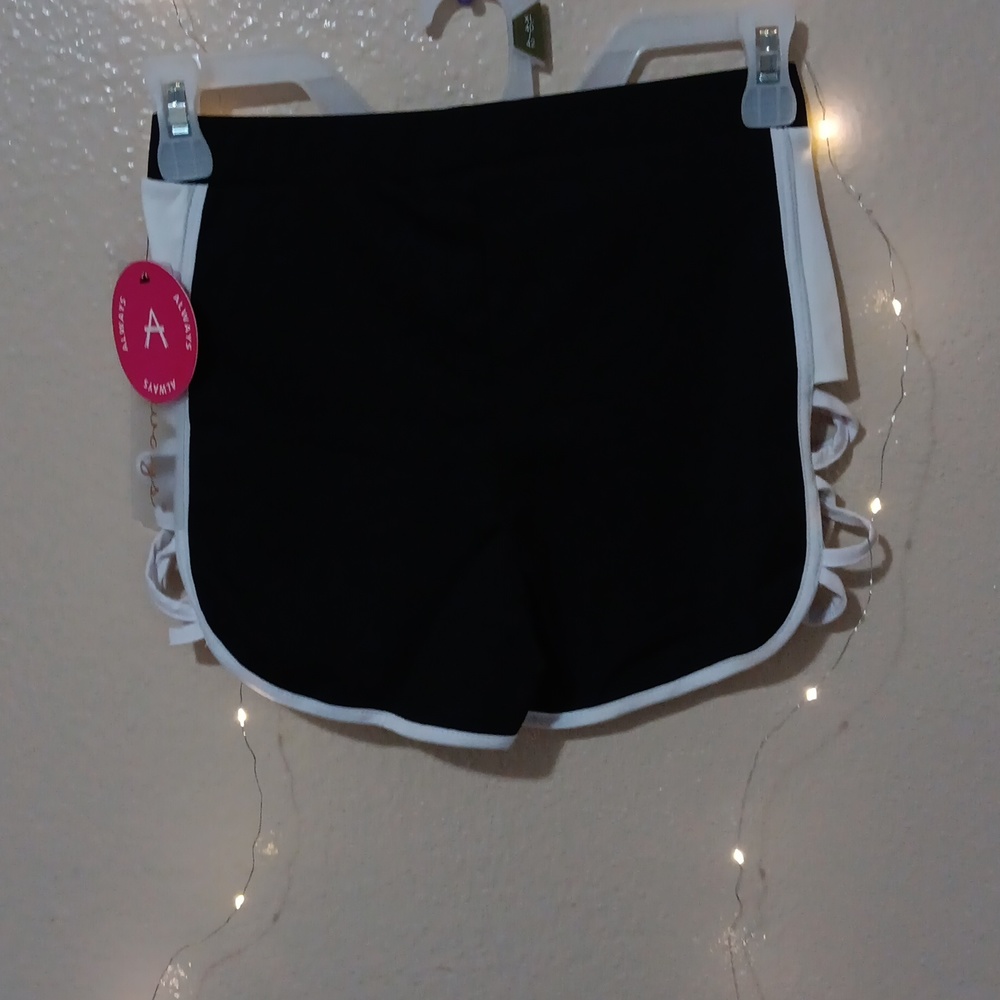 Shorts - Picture 3 of 4